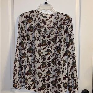 Beautiful floral patterned boutique style top.